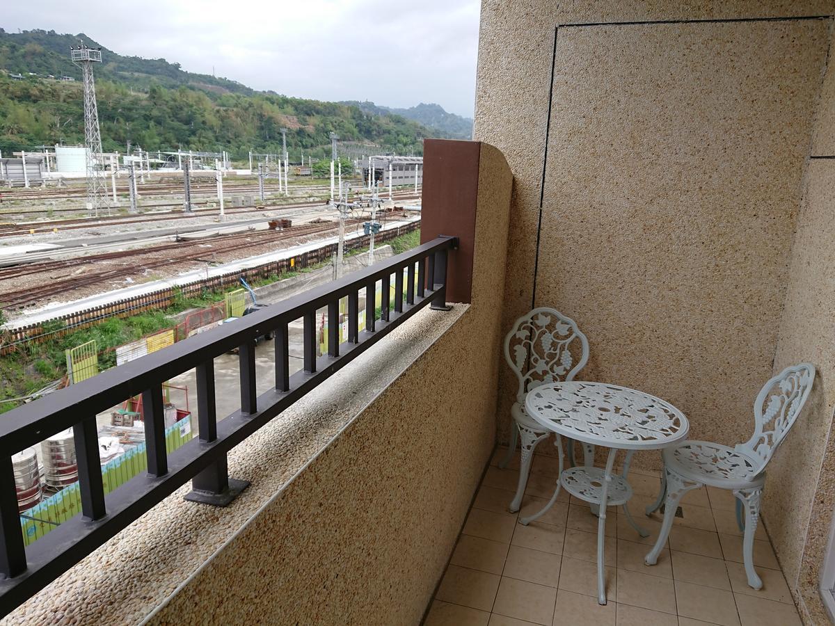 Hotel The Railroad Runs T'ai-tung Exterior foto